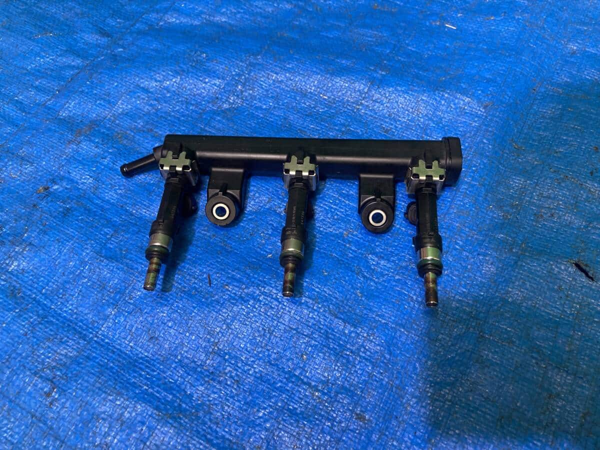 Fuel Injector with Pipe for Suzuki Lapin (DBA-HE33S, R06A) – EAT336 / 26115