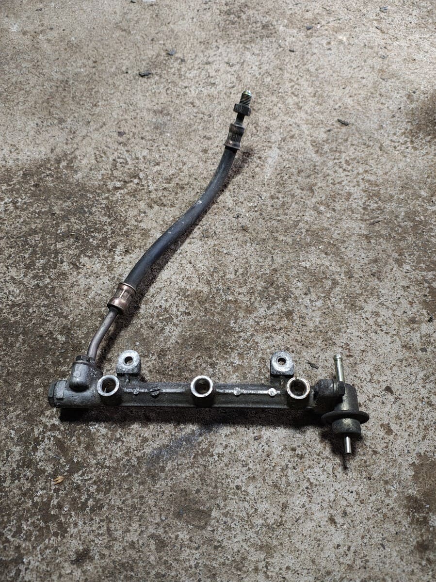 Injector Delivery Pipe with Pressure Regulator for Suzuki Jimny (JA11)